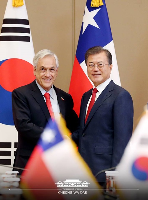 4月29日，韩国总统文在寅与智利总统塞巴斯蒂安•皮涅拉在青瓦台举行首脑会晤前握手。图片来源：青瓦台